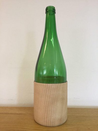 Eine grüne Glasflasche wurde in ein Flaschenlicht verwandelt.