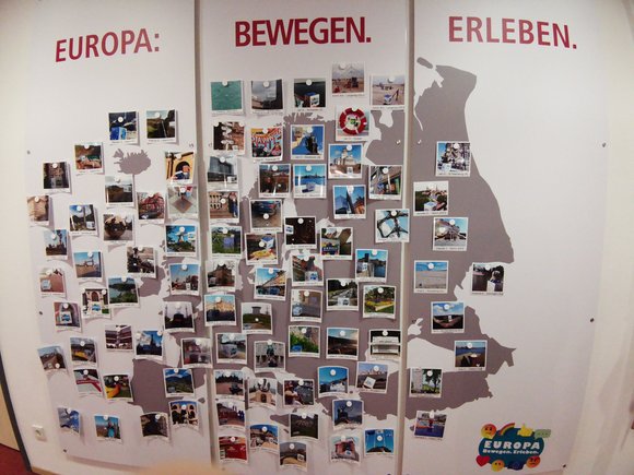 Die Europakarte mit den Reisebildern des VHS-Würfels. Bild: VHS Oldenburg.