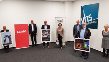 Dana Haake (Platz 3), Thomas Mehls (Vorstand CEWE), Uwe Schucht (Platz 2), Dagmar Sachse (Sozialdezernentin der Stadt Oldenburg), Andreas Gögel (Geschäftsführer VHS Oldenburg), Klaus-Peter Kostian (Platz 1), Ulrike Heinrichs (stellvertretende Vorsitzende Präventionsrat Oldenburg). Bild: VHS Oldenburg. 