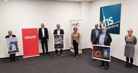 Dana Haake (Platz 3), Thomas Mehls (Vorstand CEWE), Uwe Schucht (Platz 2), Dagmar Sachse (Sozialdezernentin der Stadt Oldenburg), Andreas Gögel (Geschäftsführer VHS Oldenburg), Klaus-Peter Kostian (Platz 1), Ulrike Heinrichs (stellvertretende Vorsitzende Präventionsrat Oldenburg). Bild: VHS Oldenburg. 