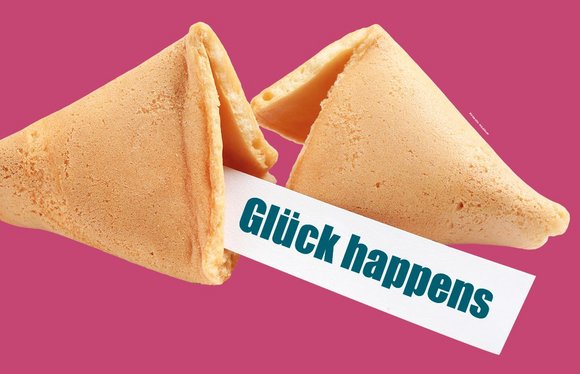 Bild: New Africa – stock.adobe.com Ein geöffneter Glückskeks mit Zettel. Darauf steht: Glück happens.