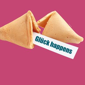 Bild: New Africa – stock.adobe.com Ein geöffneter Glückskeks mit Zettel. Darauf steht: Glück happens.