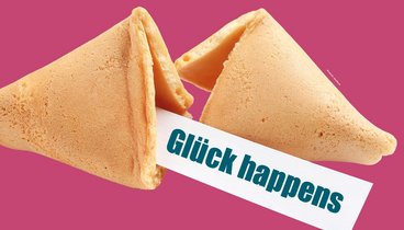 Ein geöffneter Glückskeks mit Zettel. Darauf steht: Glück happens.