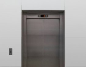 Ein Fahrstuhl von außen.