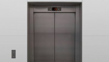 Ein Fahrstuhl von außen.