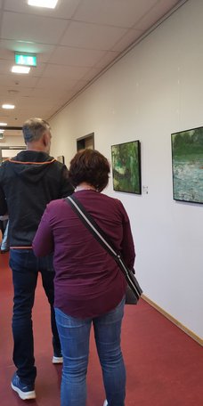 Gäste in der Ausstellung.