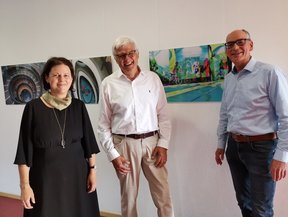 Peter Klaus Andreas Biermann in seiner Ausstellung mit VHS-Geschäftsführer Andreaas Gögel und Melanie Wichering, Bildungsmanagerin Kunst und Kultur. Bild: VHS Oldenburg