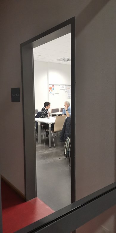 Zwei gemachte Personen im Gespräch.