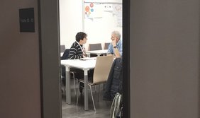 Bild: VHS Oldenburg Zwei gemachte Personen im Gespräch.