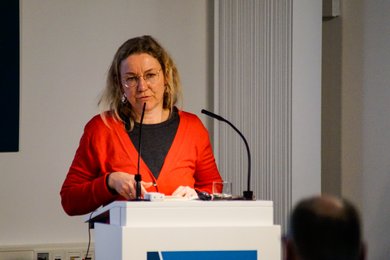 Annika Joeres während des Vortrags. Bild: VHS Oldenburg