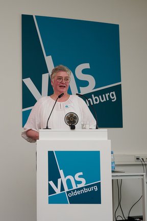 Bild: VHS Oldenburg Sarah Orlowski begrüßt die Gäste der Ausstellungseröffnung