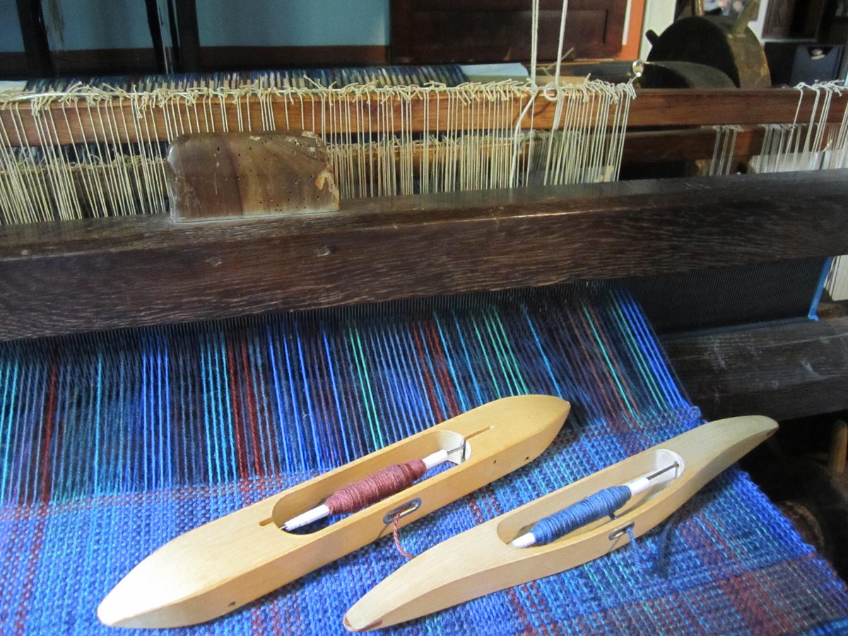 Eine Webrahmen mit blauer Wolle