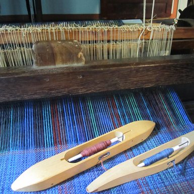 Eine Webrahmen mit blauer Wolle