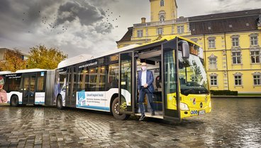 Andreas Gögel steigt aus dem VHS-Bus. Bild. Volker Kunkel Fotografie.