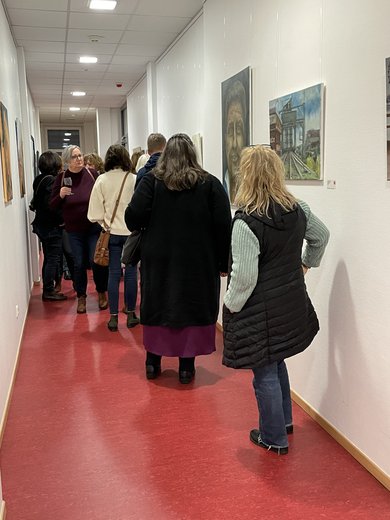 Gäste in der Ausstellung. Bild: VHS Oldenburg