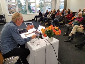 Bild: VHS Oldenburg. Arthúr Bollason vor Publikum