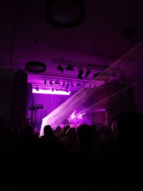 Bild: VHS Oldenburg. Szene aus der Aufführung des Stücks Aufspüren Jagen Entsorgen.