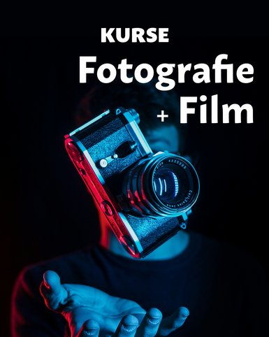 Eine Hand hält eine Kompaktkamera