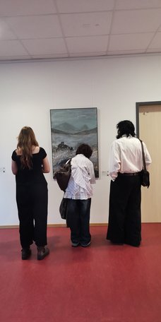 Gäste in der Ausstellung.