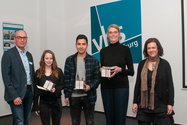 Anreas Gögel und Melanie Wichering mit den Gewinner*innen des Jurypreises. Bild: VHS Oldenburg.