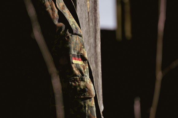 Nahaufnahme eines Ärmels einer Bundeswehrjacke.