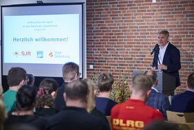 Bild: Eiko Braatz Oberbürgermeister Jürgen Krogmann begrüßt die Gäste. Bild: Eiko Braatz