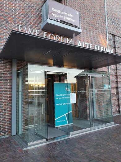 Eingang des EWE Forum Alte Fleiwa. Bild: VHS Oldenburg