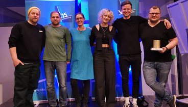 Paul Weigl, Dominik Bartels, Janina Mau, Anotnia Josefa, Florian Wintels und Sebastian Hahn gemeinsam auf der Bühne. Bild: VHS Oldenburg