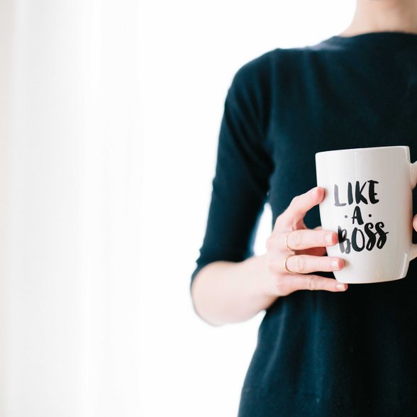 Eine Person hält eine Tasse mit der Aufschrift „Like a boss“