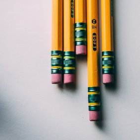 5 gelbe Bleistifte.