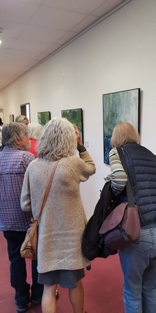 Gäste in der Ausstellung.