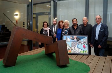 Pascal Meyer und Renate Ruck mit Geschäftsführer Andreas Gögel, Melanie Wichering (Bildungsmanagement Kunst & Kultur, VHS), Petra Jaschinski, Dirk Meyer und Horst Wils (Freundeskreis des BBK) bei der Ausstellungseröffnung. Bild: VHS Oldenburg.