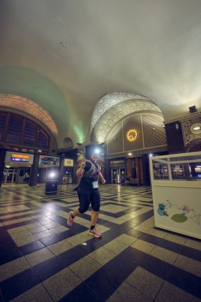 Eine Läuferin durchquert die Bahnhofshalle
