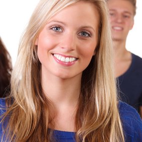 Junge Menschen lächeln in die Kamera. Bild: Picture-Factory, fotolia.com