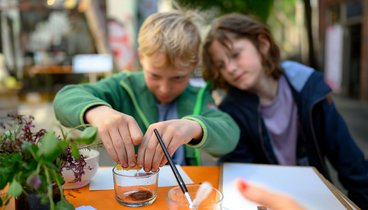 Kinder beim Auspressen einer Zitrone. Foto: Oldenburger Kunstschule/ I. Mittwollen