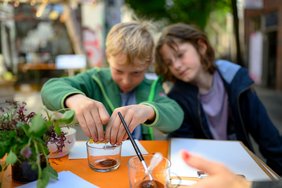 Kinder beim Auspressen einer Zitrone. Foto: Oldenburger Kunstschule/ I. Mittwollen
