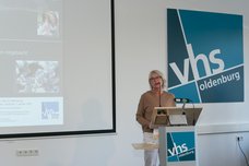 Martina van der Gey (BBK) begrüßt die Gäste der Ausstellungseröffnung. Bild: VHS Oldenburg.
