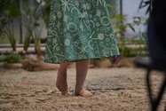 Bild: Eiko Braatz Dr. Maren Striebel hält ihren Vortrag im barfuß im Sand, auf dem getanzt wird. Detailaufnahme ihres mit Plankton bedruckten Rocks.