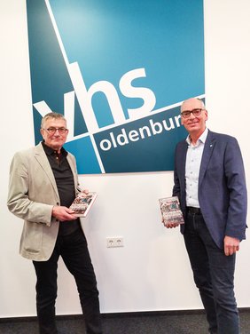 Jörg Armbruster und Andreas Gögel im LzO Forum. Bild: VHS Oldenburg.
