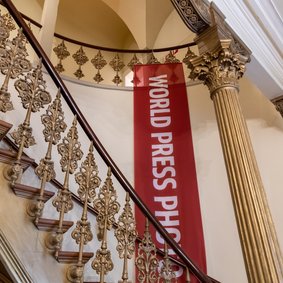 Flagge mit dem World Press Logo im Oldenburger Schloss. Bild: Mediavanti