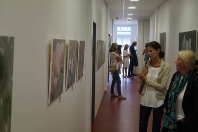 Anke DInkelbach und Gäste in der Ausstellung. Bild: VHS Oldenburg 
