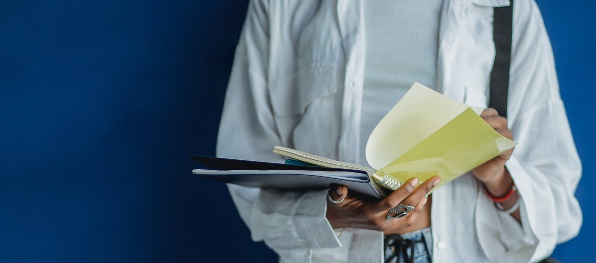 Eine Person blättert durch ein Buch.