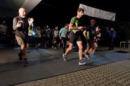 Laufdozent Michael Groth feuert die Läufer*innen beim Start an. Bild: Thomas W. Salzmann.