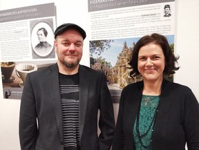 Jörg Schwedler und Melanie Wichering in der Ausstellung. Bild: VHS Oldenburg.