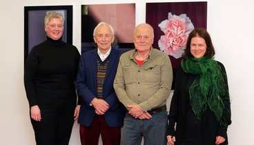 VHS-Geschäftsführerin Sarah Orlowski, Andreas Engelmann vom BBK Oldenburg, Michael Soltau und Bildungsmanagerin Melanie Wichering in der Ausstellung.