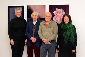 VHS-Geschäftsführerin Sarah Orlowski, Andreas Engelmann vom BBK Oldenburg, Michael Soltau und Bildungsmanagerin Melanie Wichering in der Ausstellung.