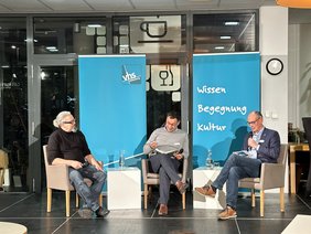 Andreas Gögel und das Podium im Gespräch. Bild: VHS Oldenburg