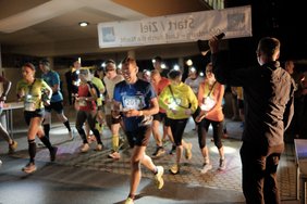 Läufer*innen warten auf den Start. Foto: Thomas W. Salzmann.