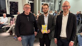 Bild: VHS Oldenburg Fabian Feldhoff, VHS-Bildungsmanager für dasFachgebiet Gesellschaft, mit den Gästen der Veranstaltung.