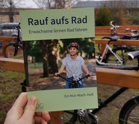 Bild: VHS Oldenburg Das Heft Rauf aufs Rad. Bild: VHS Oldenburg